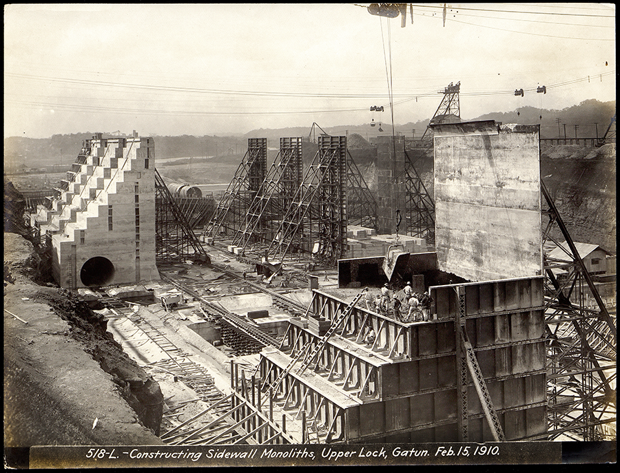 Workers constructing the sidewall monoliths of the Gatun upper locks